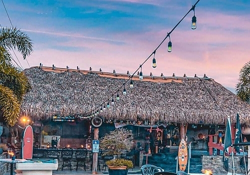 a street scene with a building featuring Intracoastal Waterway cruises and tiki bar experiences in Boca Raton